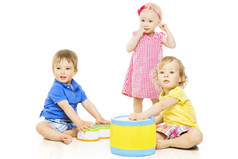 孩子们玩的玩具。很小的孩子和婴儿发育、 孤立在白色的背景