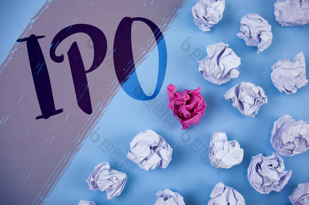 显示 Ipo 的记录。商业照片展示首次公开发售公司第一次上市时, 被提供给公众书面的背景皱巴巴的纸球在它旁边.
