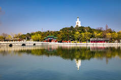 北京北海公园的白塔和湖水。中国北京北海公园湖中的清华岛.