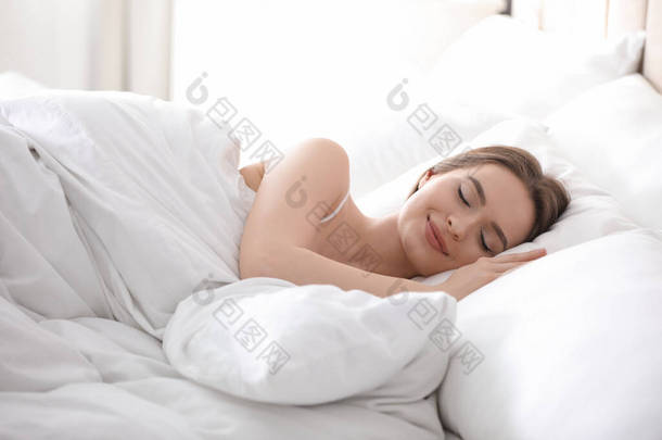 年轻女人睡在床上舒服的枕头上
