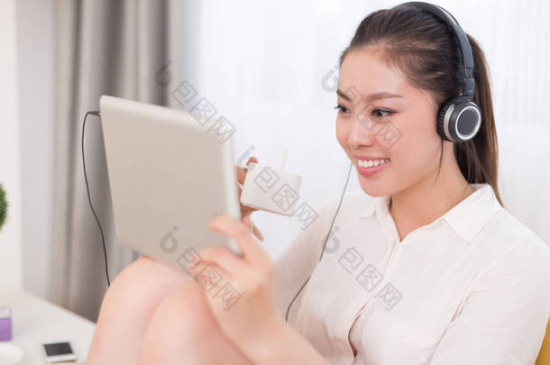 中国女人在房间里听音乐