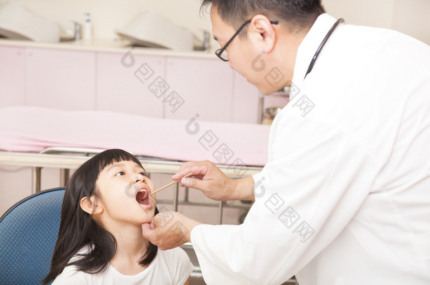 <strong>儿科医生</strong>检查孩子的喉咙，用压舌板