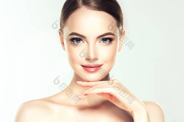美丽的年轻妇女与干净的新鲜皮肤。面子护理。面部护理。美容、美容、水疗 .