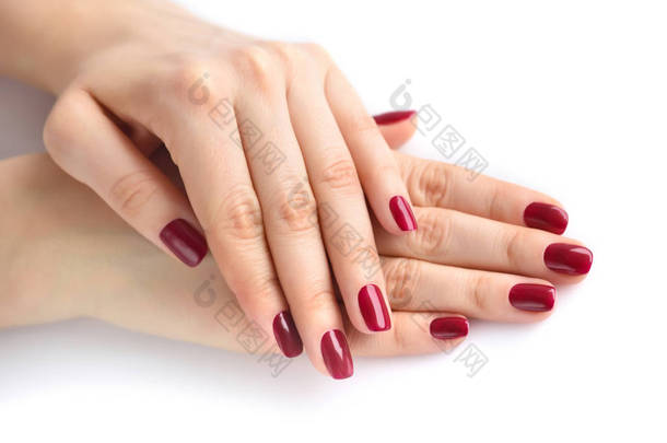 与红色<strong>指甲指甲</strong>白色背景上一个年轻女人的手的特写