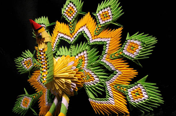 图孔雀绿色, 黄色和白色与红色的嘴, 在技术模块化折纸上的黑色背景。手工鸟