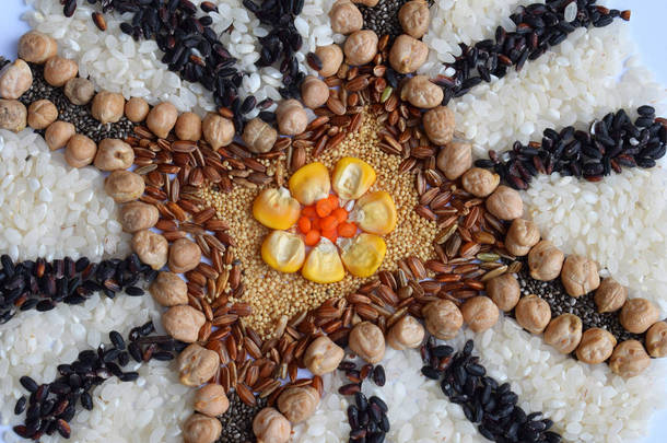 谷物、谷物和种子的曼陀罗。无麸质概念。玉米、鹰嘴豆、、小扁豆、大米、嘉雅健康食品顶视图复制空间