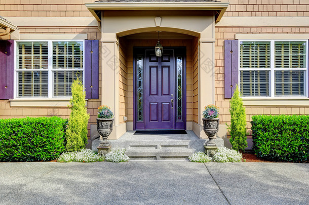 <strong>豪华</strong>的房子外观。与紫色门入口门廊