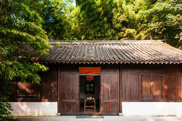 8月18日，中国杭州：c村竹林中古老的中国式乡村别墅