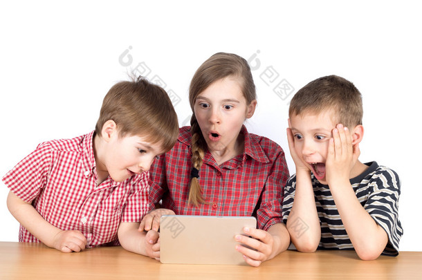 一群孩子在白色平板电脑上玩刺激的游戏
