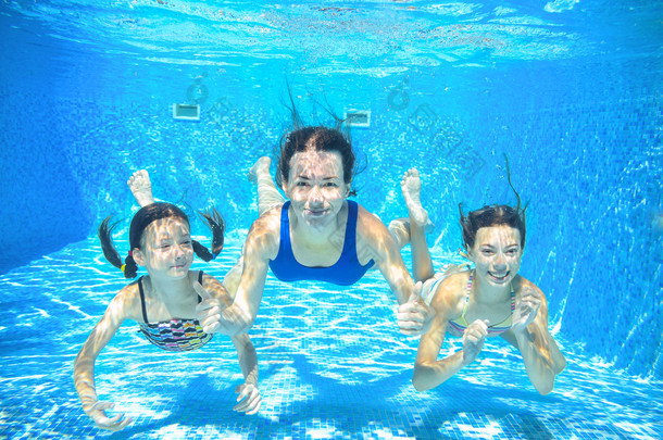 一家人在水下游泳，快乐活泼的妈妈和孩子们在水下玩耍，孩子们在水上运动