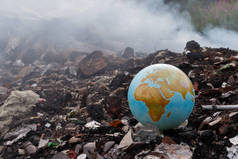 概念对垃圾焚烧环境的问题。焚烧厂对环境有害。地球被扔进垃圾桶。垃圾焚烧烟雾来了有毒二恶英.