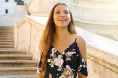 时尚美丽的旅游女孩的肖像走下西班牙台阶著名的罗马地标。意大利的暑假.