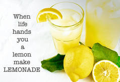 柠檬和新鲜柠檬水的静生活与鼓舞人心的文本.