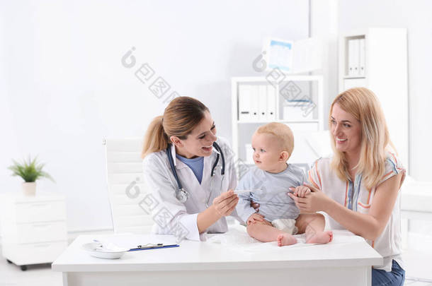妇女与她的孩子在医院看望儿童医生