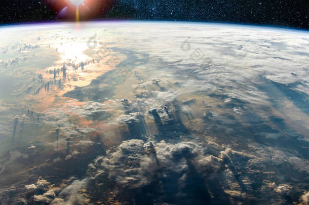 <strong>地球</strong>上长阴影的云彩和海洋中的阳光反射,这是美国宇航局提供的这张图片的元素.