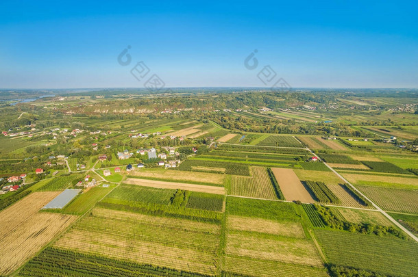农田.乡村景观与鸟瞰图。小农田伸展到地平线.