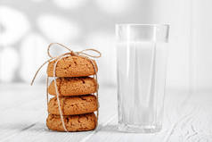 一杯牛奶和美味的燕麦饼干作为早餐. 