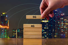 特写手把多米诺骨牌5g下4g。显示发展的最佳互联网连接5g是网络连接技术未来全球从4g系统概念的变化.