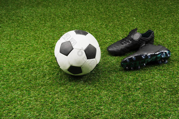 足球与黑色靴子