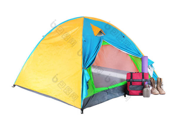 白色背景下的旅游帐篷和露营设备