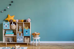 带有木柜、玩具、儿童座椅、天然篮筐、桉树背墙、木棍和棉球的现代室内装饰。 家居装饰.