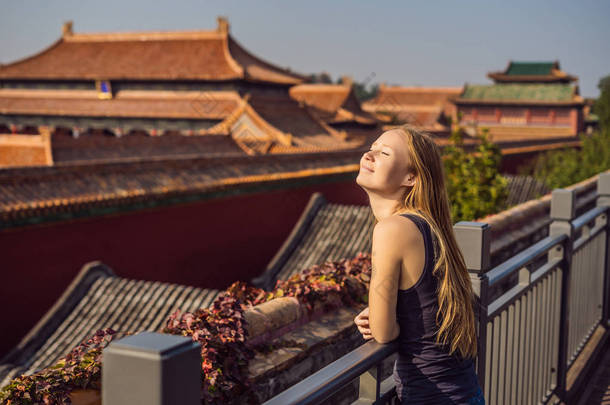 享受在中国度假的乐趣。紫禁城的年轻女子。中国旅游理念。在中国免费转机 72小时, 144小时