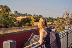 享受在中国度假的乐趣。紫禁城的年轻女子。中国旅游理念。在中国免费转机 72小时, 144小时