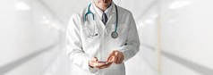 男医生在医院使用手机。医疗和医生服务.