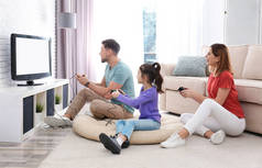 幸福的家庭，在客厅里玩视频游戏