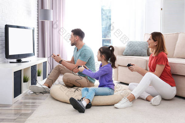 幸福的家庭，在客厅里玩视频游戏