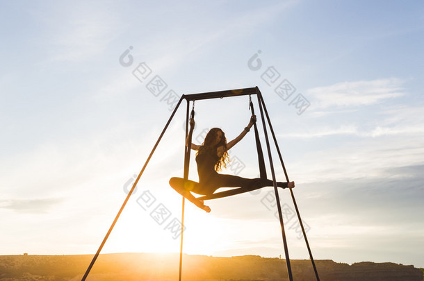 练飞瑜伽的女孩构成户外