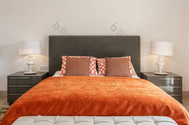 卧室采用现代风格，有床和枕头。前景