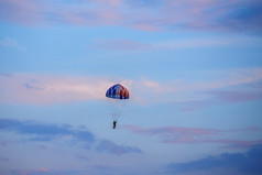 身份不明的跳伞，跳伞者在蔚蓝的天空
