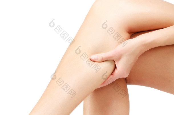 疼痛的腿，女人控股酸痛 shin，白色背景