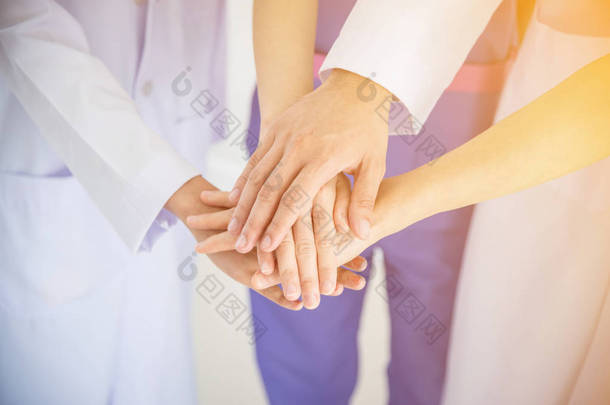 医疗队伍中的医生和护士用老式的双手叠手