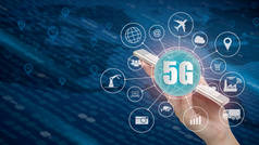 5g 网络无线系统和物联网、智能城市和通信网络, 手持智能手机和对象图标连接在一起, 连接全球无线设备.