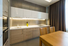 现代厨房内部在豪华的新家，公寓