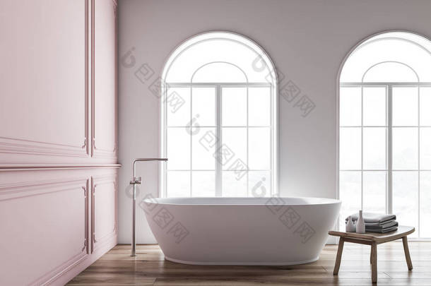 简约浴室的内部有粉红色和白色的墙壁, 木地板, <strong>拱形</strong>窗户和白色浴缸, 旁边有木椅和毛巾。3d 渲染