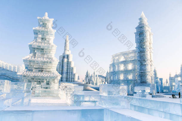 哈尔滨国际冰雪雕节是中国哈尔滨一年一度的冬季节。这是世界上<strong>最大</strong>的冰雪节.