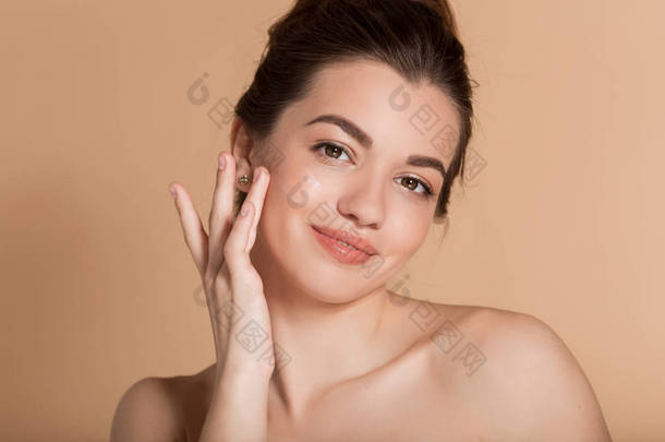 年轻女子美丽的脸像是应用面霜的脸颊。皮肤护理与健康理念.