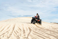Mui Ne，越南 - 2019年6月：越野Atv四轮摩托车在日出时穿越沙漠沙丘