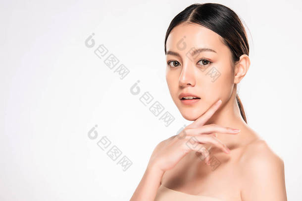 年轻<strong>美丽</strong>的亚洲女人,有着干净新鲜的皮肤.美女脸蛋的护理。面部治疗。化妆品、美容美发和温泉.