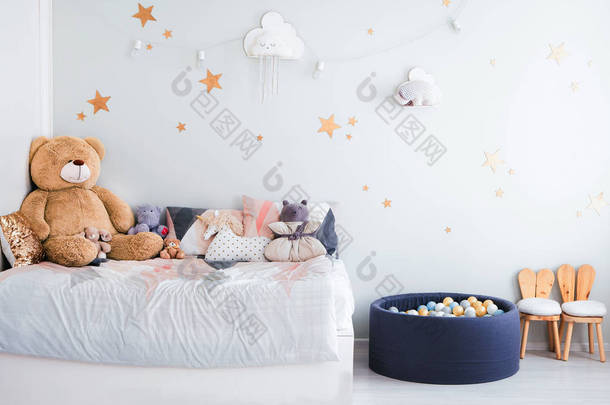 孩子们卧室的内部，蓝调的。 <strong>儿童玩具</strong>和<strong>儿童</strong>房间装饰.