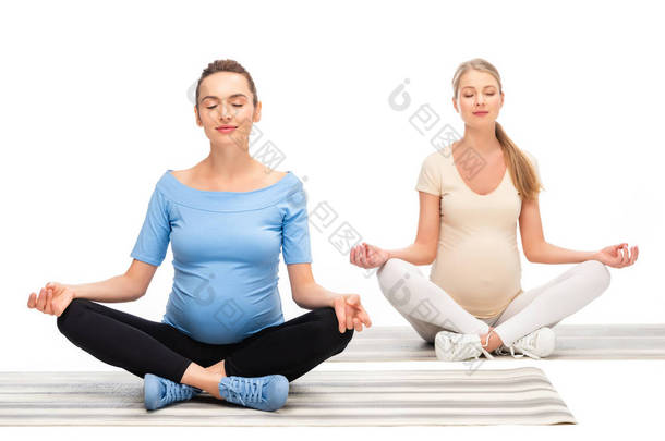 两个<strong>孕</strong>妇坐在地板上, 沉思隔离在白色