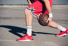 篮球运动员在街头打篮球的画面