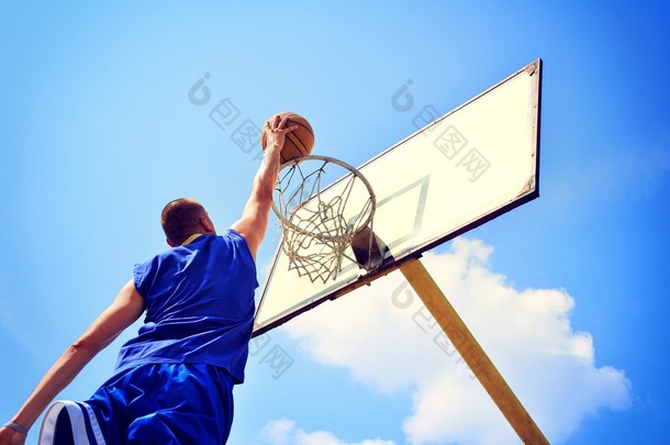 <strong>行动</strong>飞得很高和得分的篮球运动员