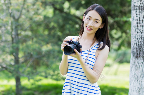 在公园里拍下的女人