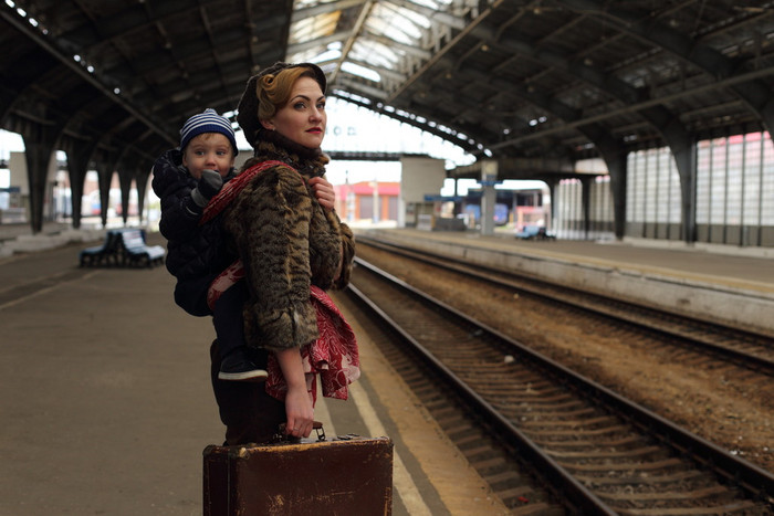 乘火车旅行的母亲和儿童