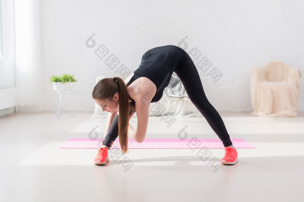 田径女子做<strong>伸展</strong>运动，她的腿筋和后面向前弯曲瘦不下来的有氧运动或与体操在家的热身