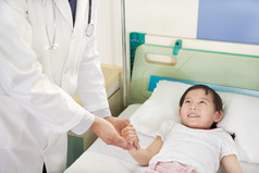 医生探访儿童病人在病房